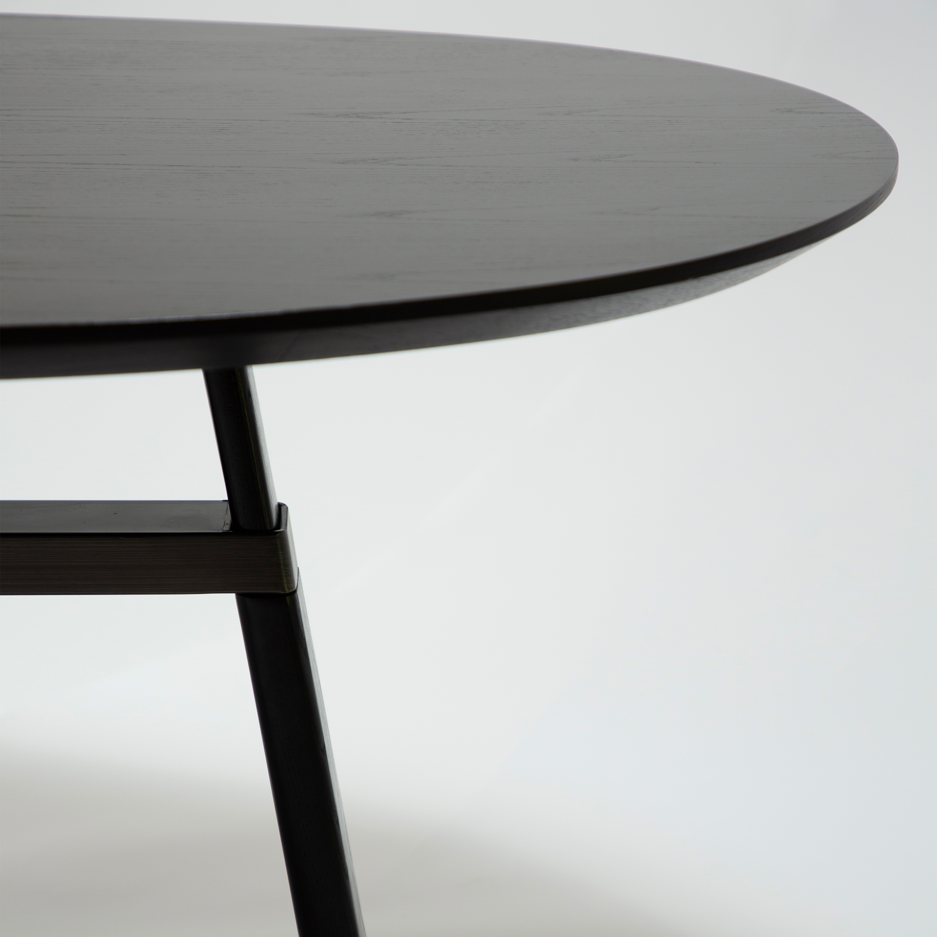 Dan Form Cross Ruokapöytä Mustaksi petsattu saarni/Antiikkipronssi 220cm