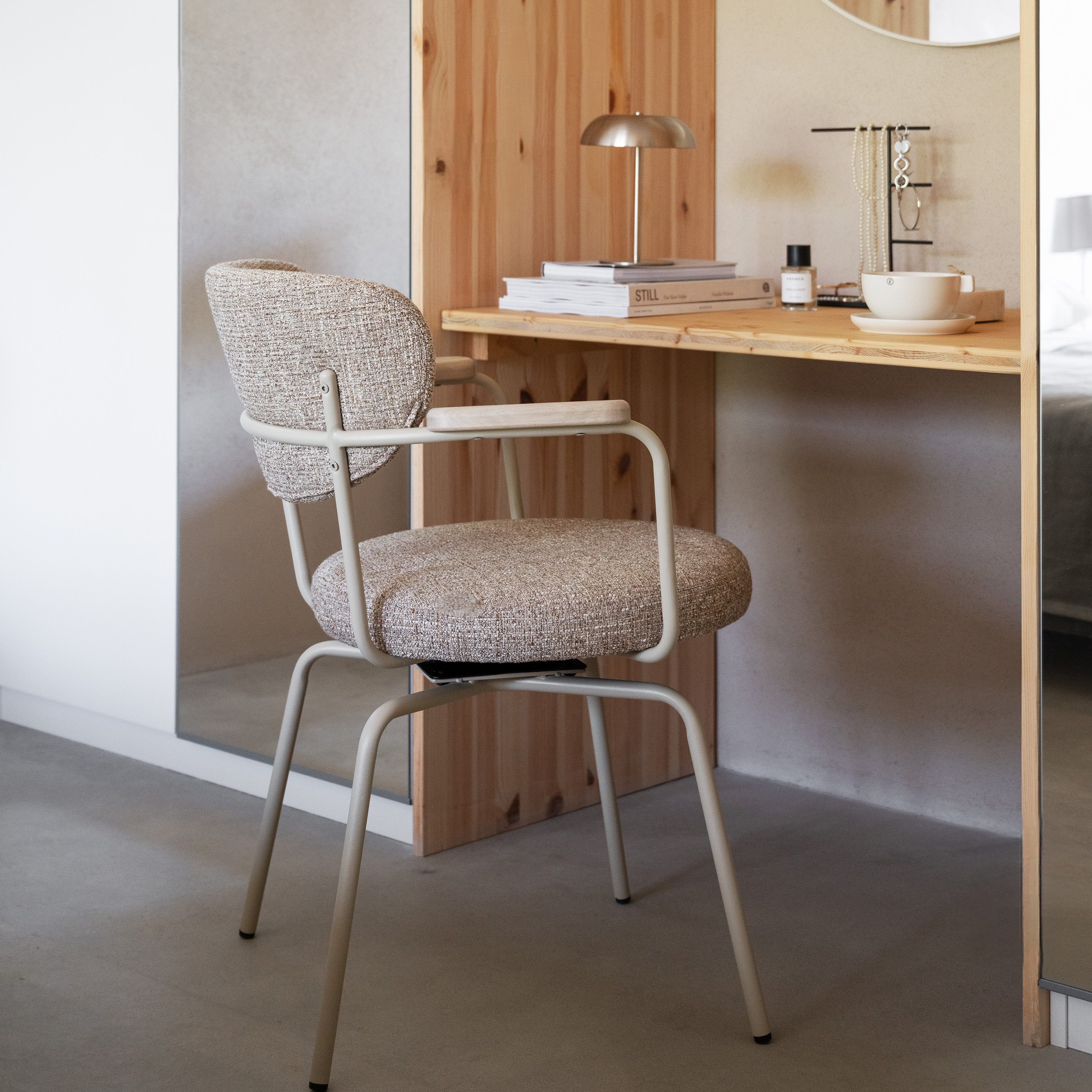 Rowico Home Merrick Snurr Karmstol Mörkbeige/Beige