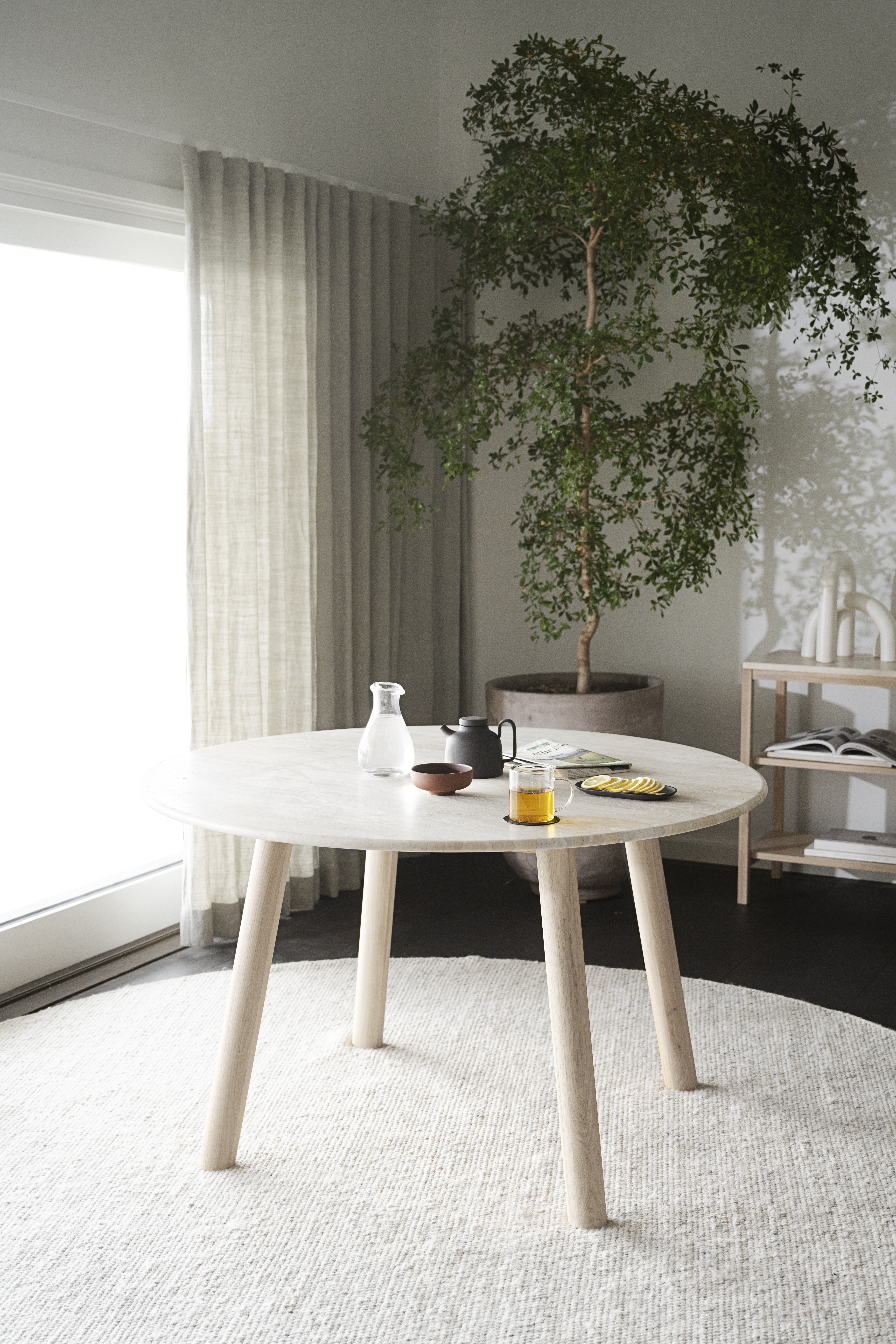 Rowico Home Taransay Matbord Beige Travertin/Vitpigmenterad Ek Ø125