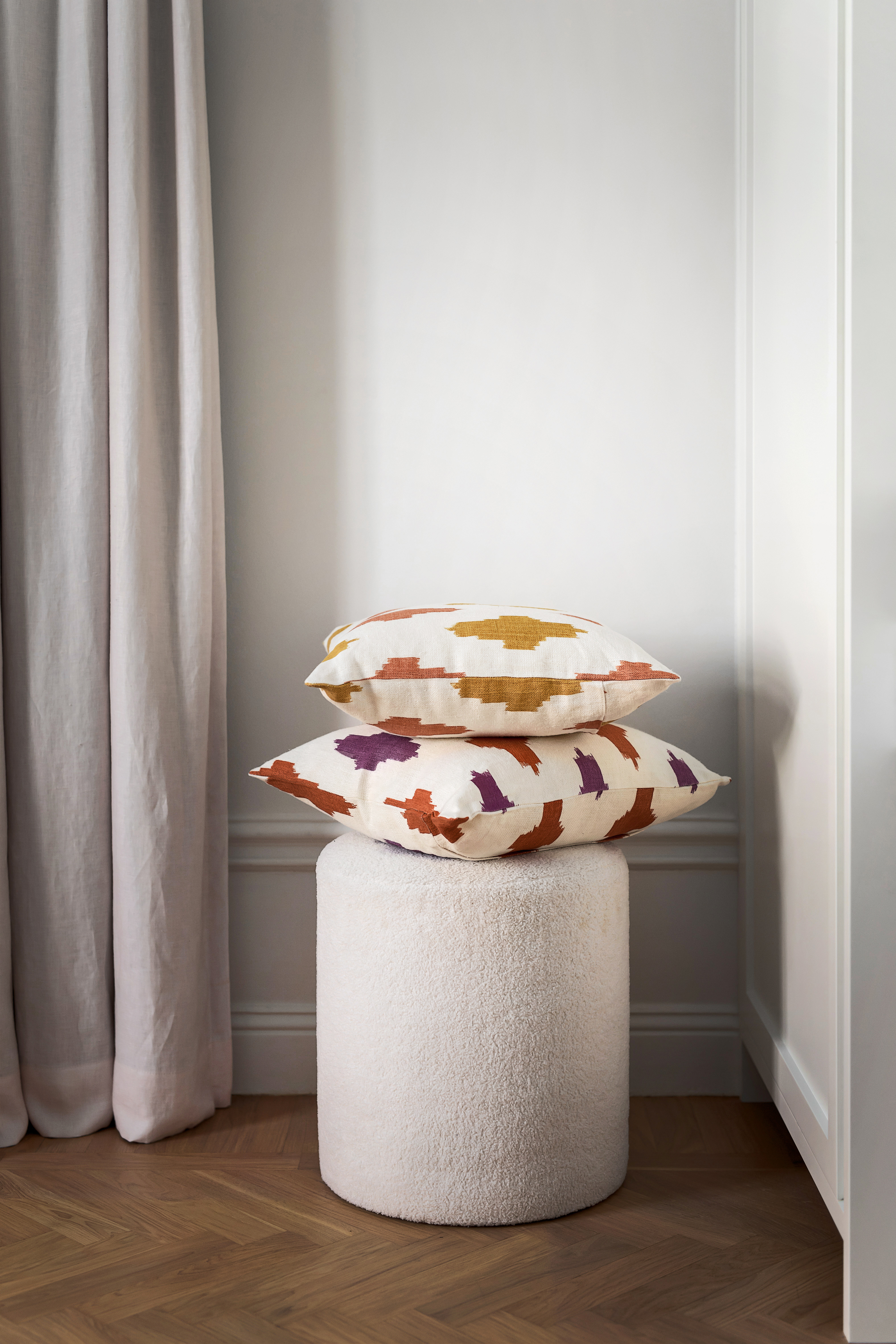 Chhatwal &amp; Jonsson Ikat Agra Lin Putetrekk Rose/Spicy Yellow 50x50