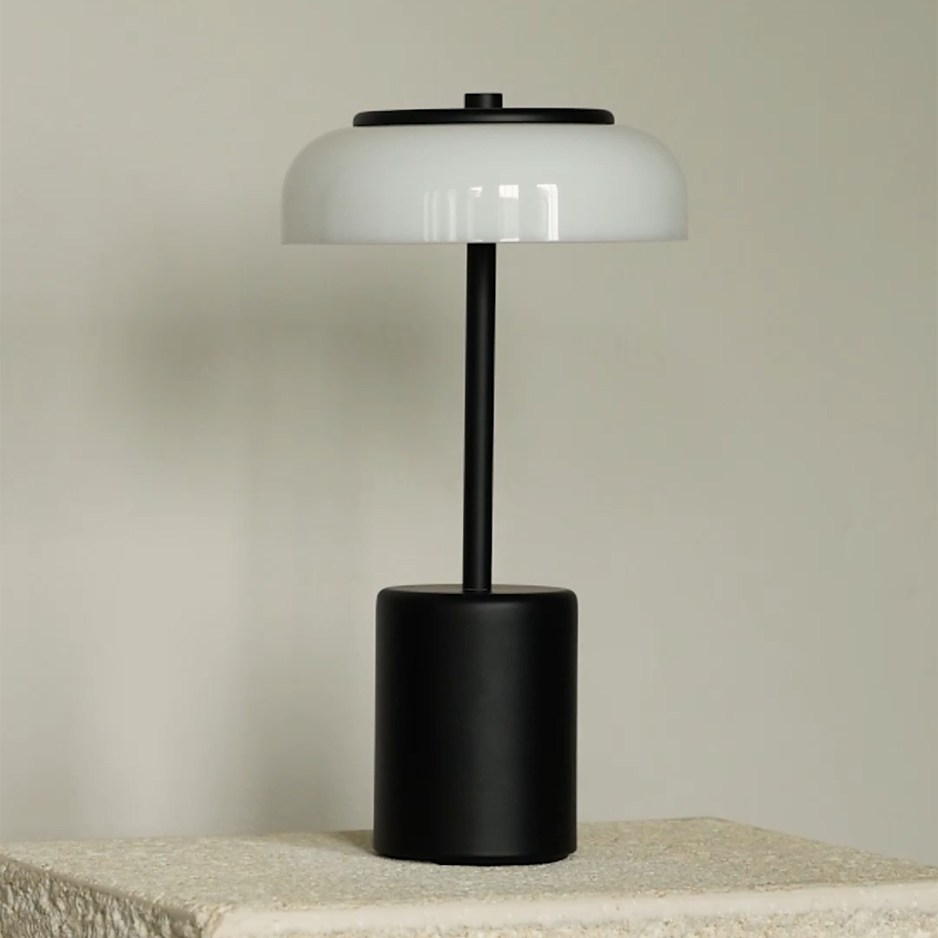 Nuura Blossi Portabel Bordslampa Black/Opal Mini