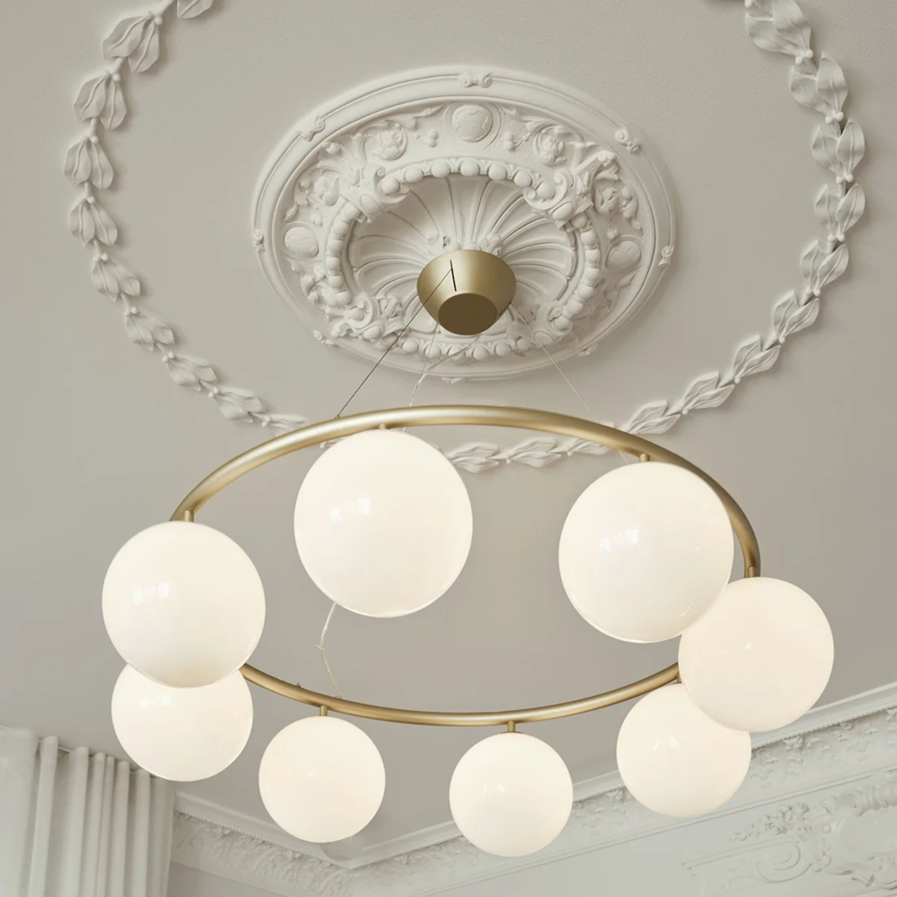 Nuura Miira 8 Circular Taklampa Brass/Opal Ø100