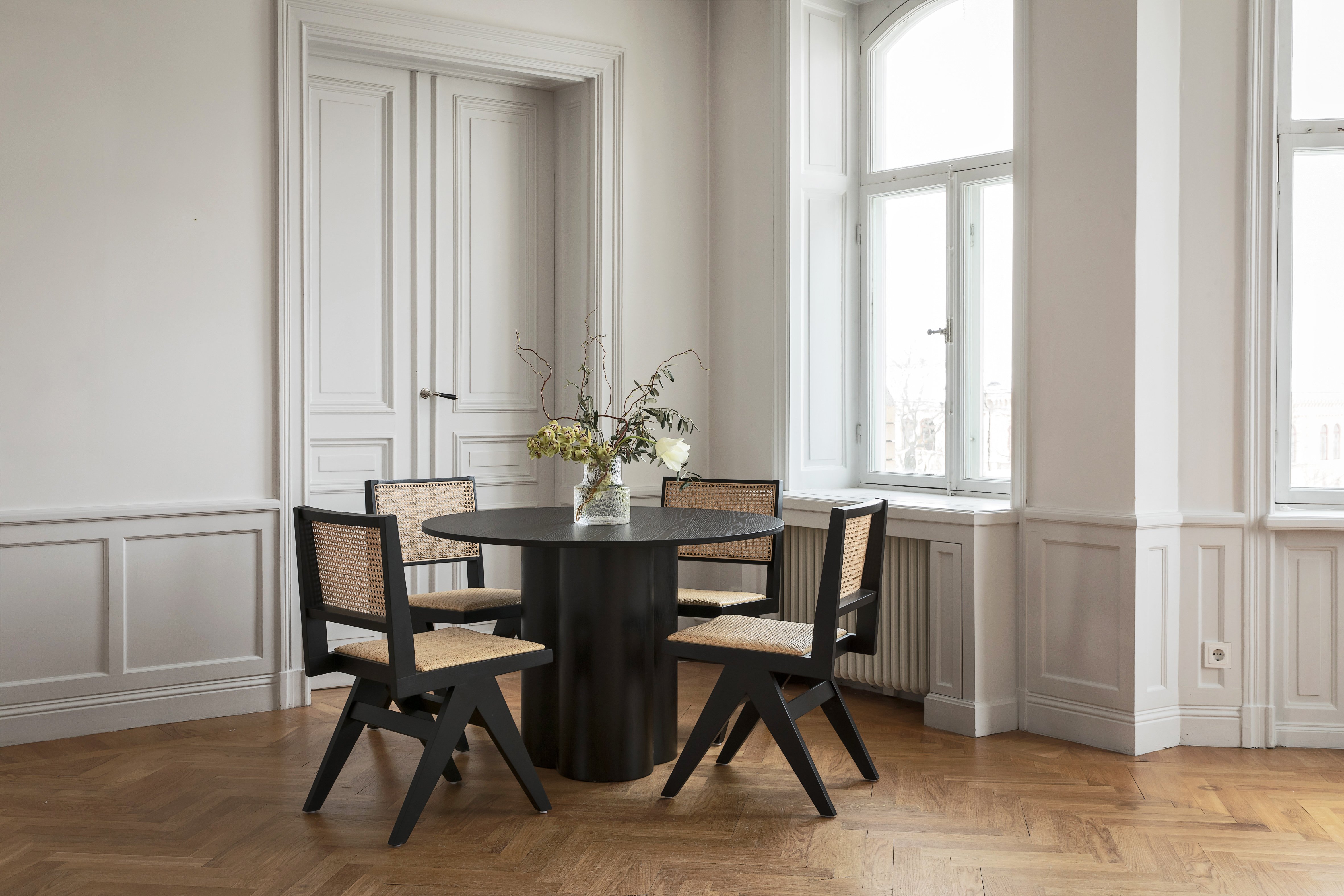 Venture Home Ester Matbord Svart 110x110